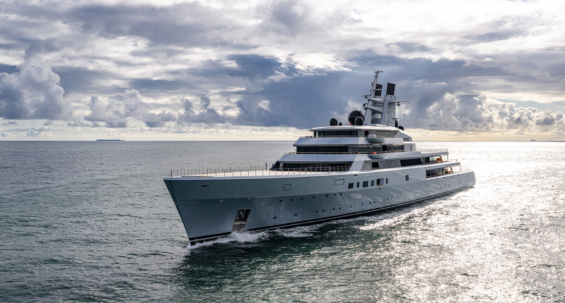 142m DRAGONFLY: Lürssen’s Latest Masterpiece Delivers Innovation and Timeless Elegance